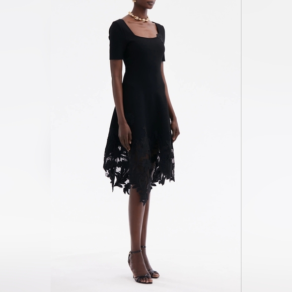Oscar De La Renta Black Asymmetrical Jewel Neck Floral Guipure Lace Midi-Dress - Picture 6 of 10